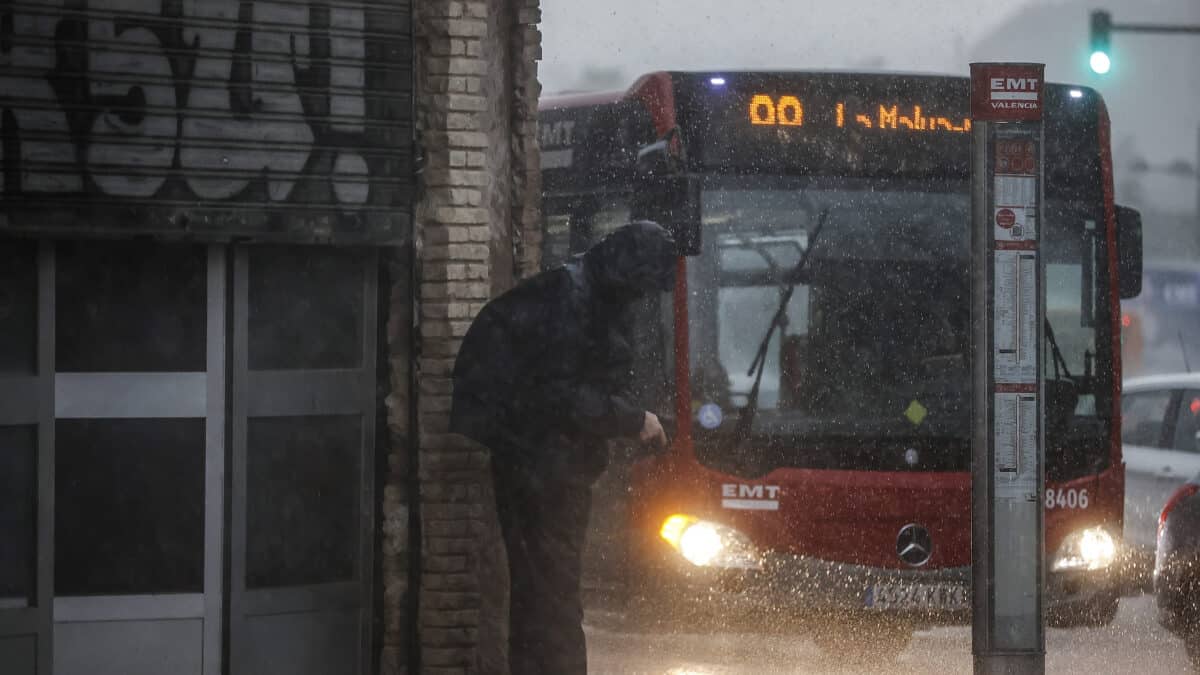 La lluvia obliga a cerrar la pista de aterrizaje del aeropuerto de Valencia