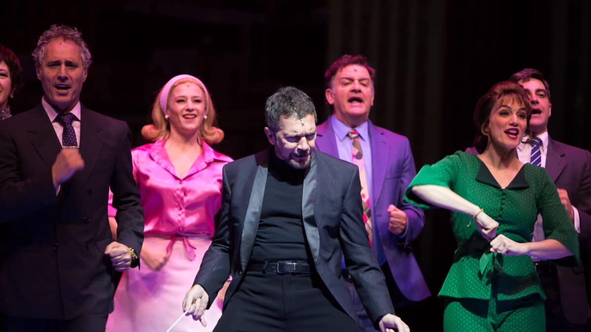 El actor Antonio Banderas junto al elenco del musical durante el pase gráfico de 'Company' en el Universal Music Hotel Teatro Albéniz