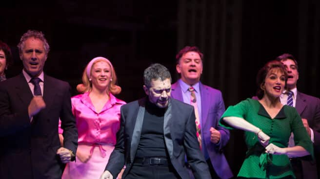 Antonio Banderas reabre el Teatro Albéniz tras 17 años cerrado: "Madrid ya es el Broadway español" El actor Antonio Banderas junto al elenco del musical durante el pase gráfico de 'Company' en el Universal Music Hotel Teatro Albéniz