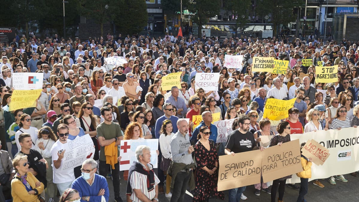 Numerosas personas portan pancartas de protesta durante una manifestación para apoyar la huelga prevista de la Atención Primaria en la Sanidad Pública y contra las agresiones a algunos sanitarios