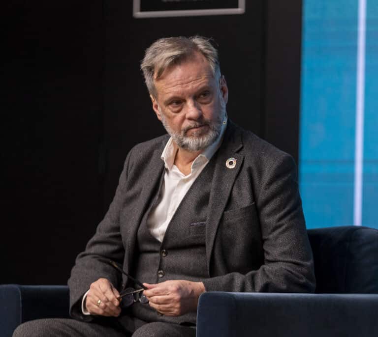 Iberia critica que España siga siendo de los pocos países que obliga a llevar mascarilla en los aviones