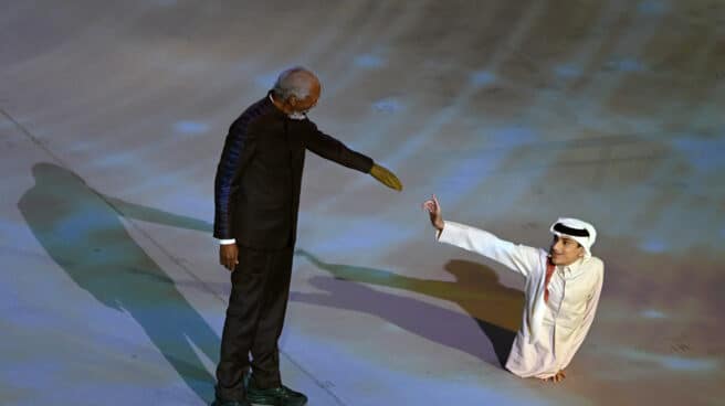 Morgan Freeman y Ghanim Al-Muftah se saludan en la inauguración del Mundial de Qatar.