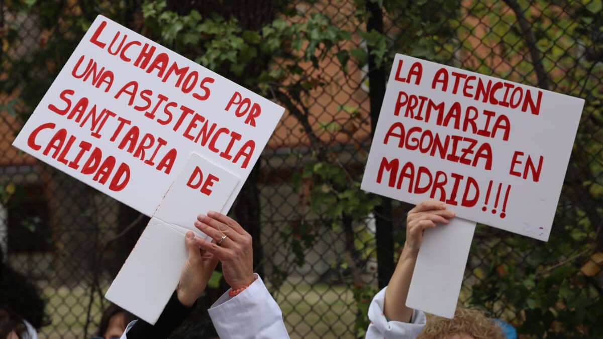 Dos mujeres sujetan dos carteles durante una concentración organizada por el sindicato Amyts, frente a Gerencia de Atención Primaria