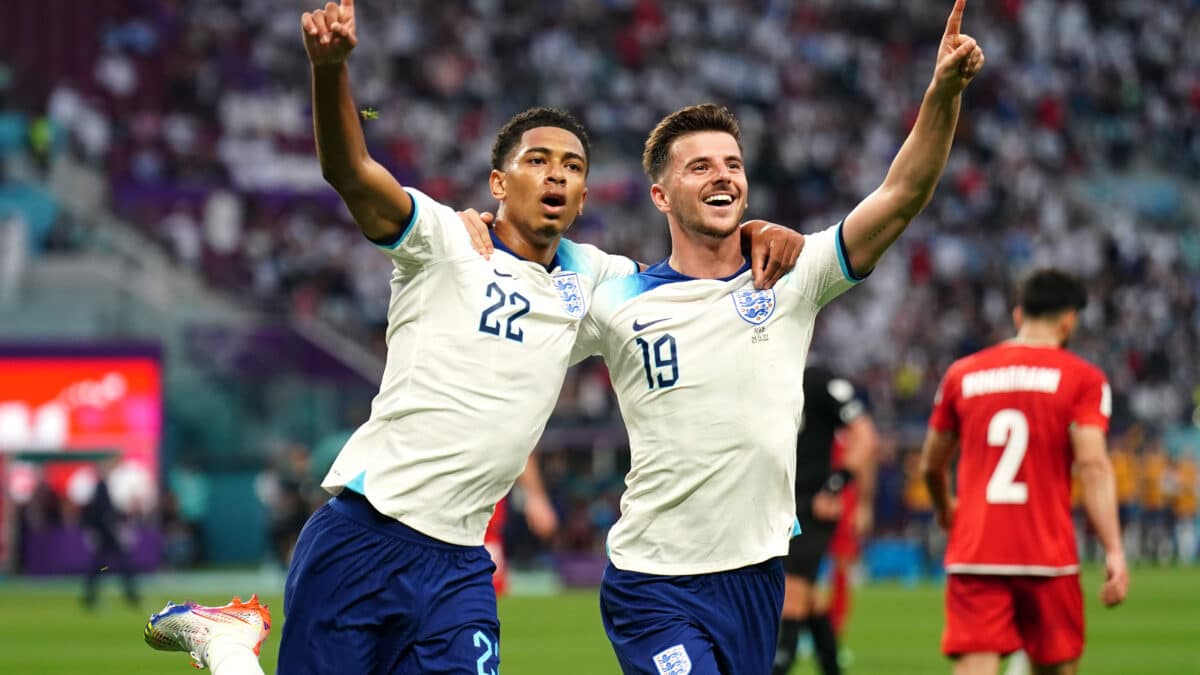 Jude Bellingham y Mason Mount celebran el primer gol de Inglaterra en el Mundial de Qatar 2022