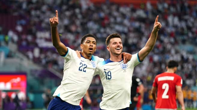 Jude Bellingham y Mason Mount celebran el primer gol de Inglaterra en el Mundial de Qatar 2022