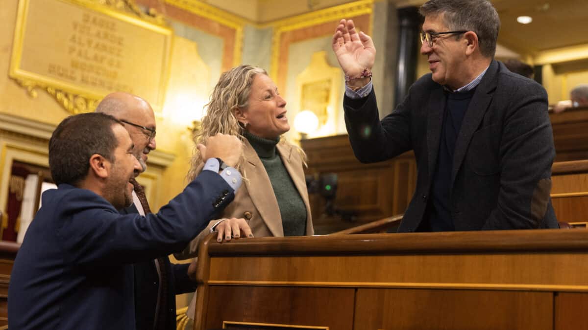 El portavoz del PSOE en el Congreso de los Diputados, Patxi López (d), durante una sesión plenaria en el Congreso de los Diputados, a 23 de noviembre de 2022, en Madrid (España). Los Presupuestos Generales del Estado (PGE) para 2023 llegaron al Pleno del Congreso de los Diputados el lunes 21 de noviembre para someterse a la última votación antes de pasar al Senado. El voto favorable de EH Bildu y PDeCAT garantiza una mayoría de 175 'síes' de cara a la votación de este jueves, que permitirá enviar el proyecto presupuestario al Senado para su aprobación. 23 NOVIEMBRE 2022;CONGRESO;PRESUPUESTOS;PLENO;DEBATE; Eduardo Parra / Europa Press 23/11/2022