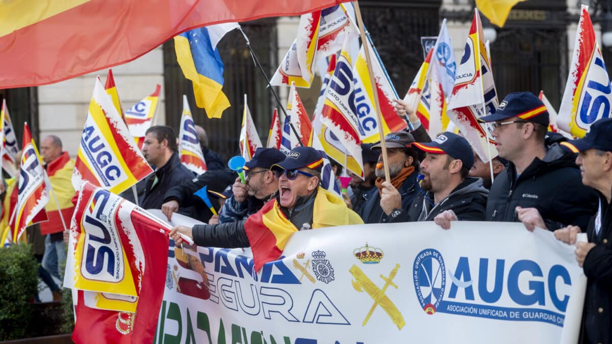 Personas con pancartas en la manifestación convocada por la Asociación Unificada de Guardias Civiles (AUGC) y el Sindicato Unificado de Policía (SUP)