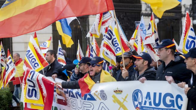 Personas con pancartas en la manifestación convocada por la Asociación Unificada de Guardias Civiles (AUGC) y el Sindicato Unificado de Policía (SUP)