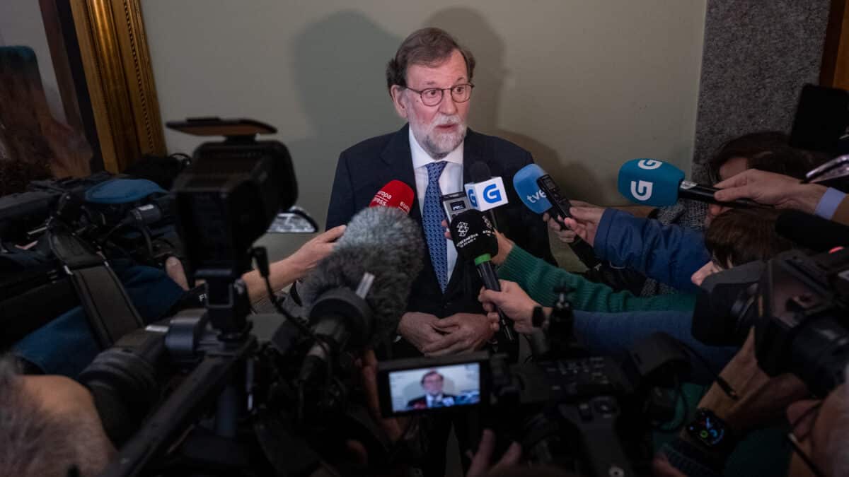El expresidente del Gobierno Mariano Rajoy atiende a los medios en la inauguración del acto de homenaje '20 años en Carlos Casares'