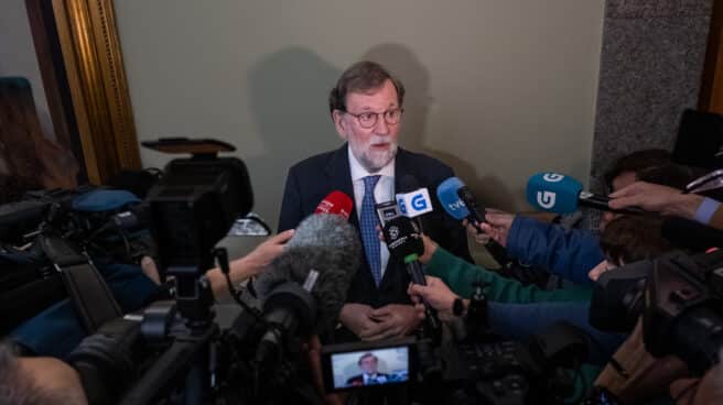 El expresidente del Gobierno Mariano Rajoy atiende a los medios en la inauguración del acto de homenaje '20 años en Carlos Casares'