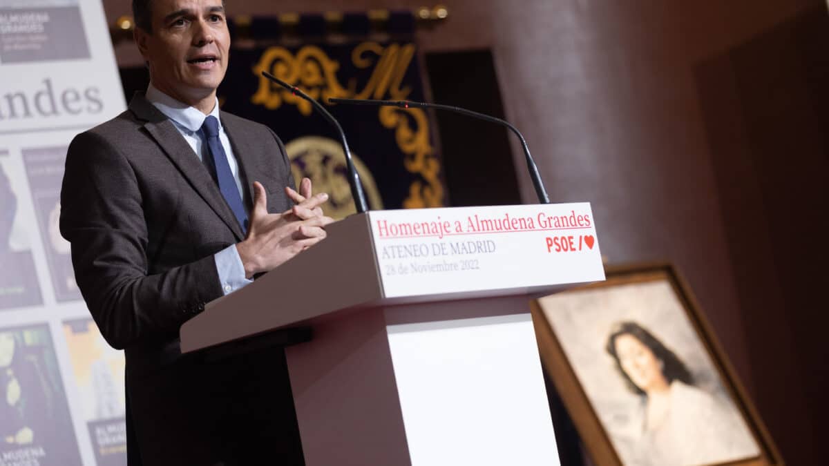 El presidente del Gobierno, Pedro Sánchez, interviene durante el homenaje a la escritora Almudena Grandes en el primer aniversario de su fallecimiento