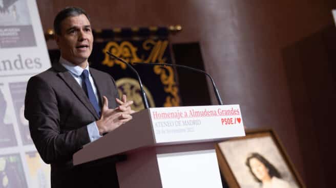 El presidente del Gobierno, Pedro Sánchez, interviene durante el homenaje a la escritora Almudena Grandes en el primer aniversario de su fallecimiento