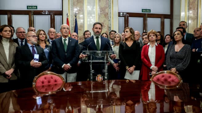 Santiago Abascal comparece junto a los diputados de Vox en el Congreso. Santiago Abascal comparece junto a los diputados de Vox en el Congreso.