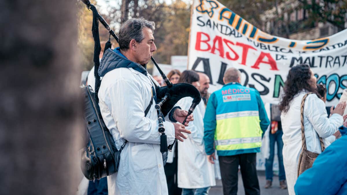 Un hombre toca una gaita durante una manifestación de médicos y pediatras desde la Consejería de Sanidad hasta la sede del Gobierno regional