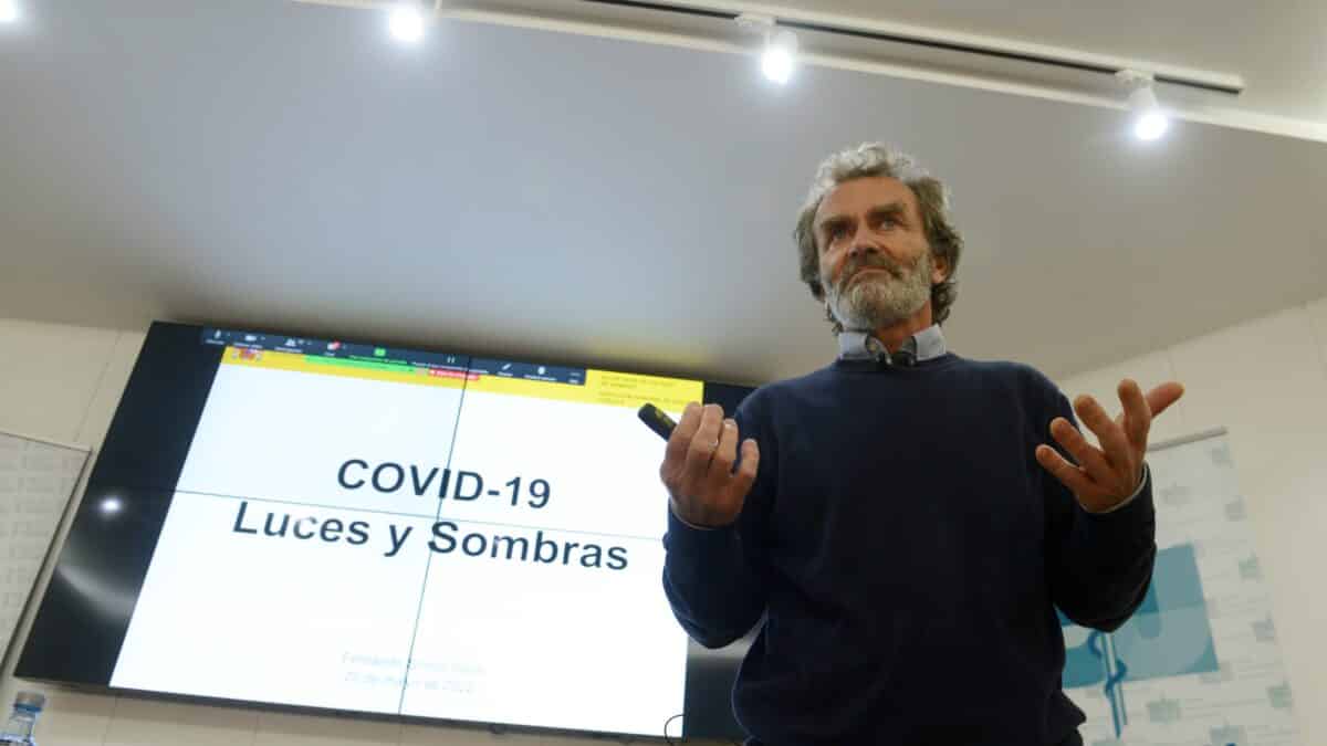 El director del Centro de Coordinación de Alertas y Emergencias Sanitarias, Fernando Simón, impartiendo una conferencia sobre el covid.