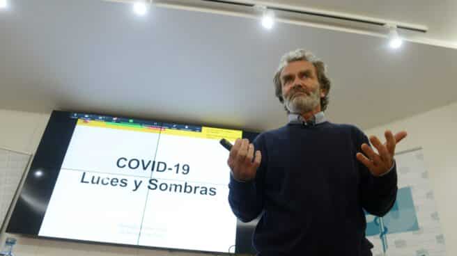 Fernando Simón imparte una conferencia sobre Covid 19 en Ourense El director del Centro de Coordinación de Alertas y Emergencias Sanitarias, Fernando Simón, impartiendo una conferencia sobre el covid.