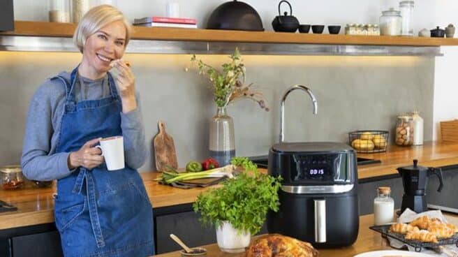 Mujer cocinando en la Freidora sin aceite Cecotec Advance Precision