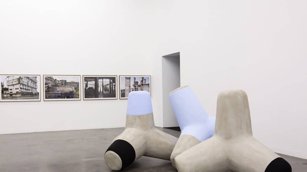 Guy Tillim ‘Avenue Patrice Lumumba’ (2007-2008). Federico Herrero ‘Volumes’ (2022). Fotografía de Teresa Arozena