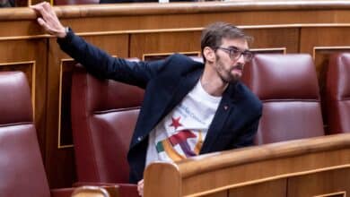 Un diputado de Izquierda Unida sube a la tribuna del Congreso con la hoz y el martillo comunista