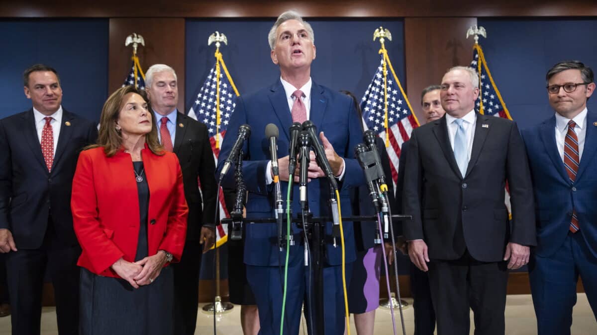 Kevin McCarthy, en el centro, junto a otros miembros de la Cámara de Representantes