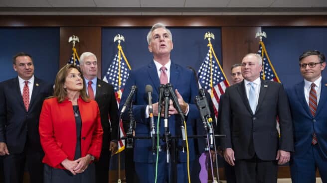 Kevin McCarthy, en el centro, con más miembros republicanos de la Cámara Kevin McCarthy, en el centro, junto a otros miembros de la Cámara de Representantes
