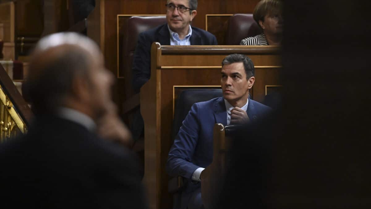 MADRID, 02/11/2022.- El presidente del Gobierno, Pedro Sánchez (d, abajo), y el portavoz parlamentario del PSOE en el Congreso, Patxi López (c, arriba),durante la sesión de control al Gobierno, este miércoles, en el Congreso de los Diputados. EFE/ Fernando Villar