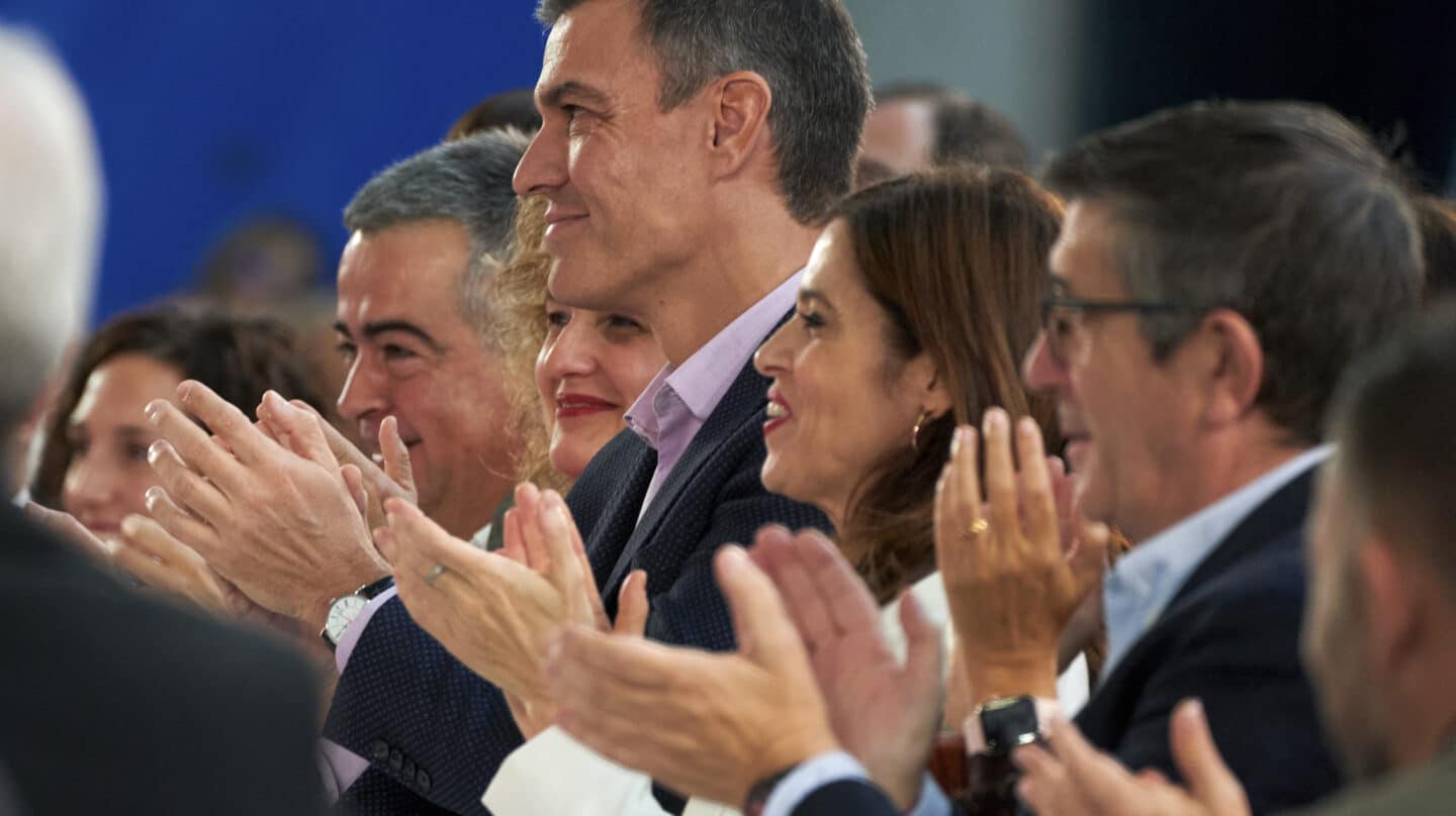 El secretario general del PSOE y presidente del Gobierno, Pedro Sánchez, este 5 de noviembre de 2022, en Vitoria, en la presentación de las candidatas socialistas a la Diputación de Álava, Cristina González, y a la Alcaldía de la capital de Euskadi, Maider Etxebarria. En la imagen, Sánchez también con Patxi López y el dos del PSE-EE, Miguel Ángel Morales.