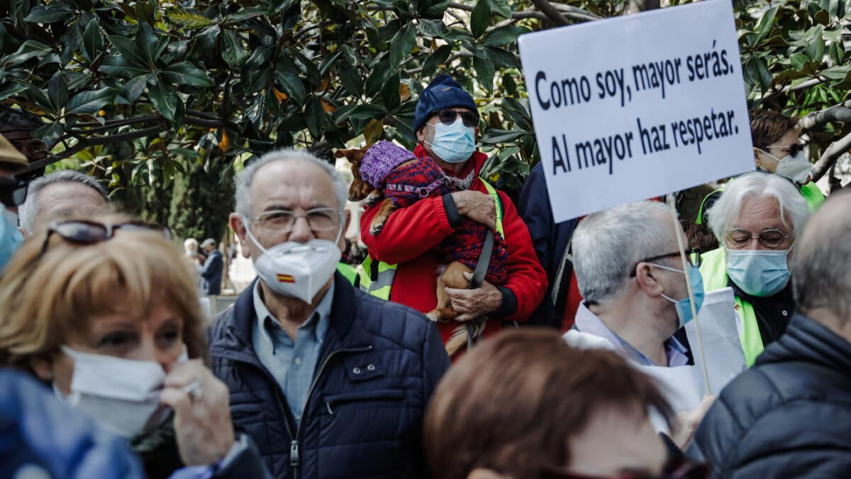 Imagen de archivo de una concentración de pensionistas ante el Congreso de los Diputados.