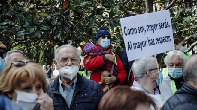 Imagen de archivo de una concentración de pensionistas ante el Congreso de los Diputados.