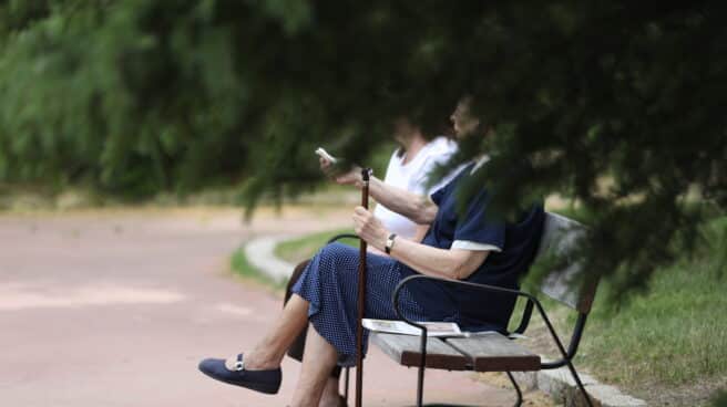 Embargos pensionistas Dos mujeres de edad, sentadas en un banco en Madrid.
