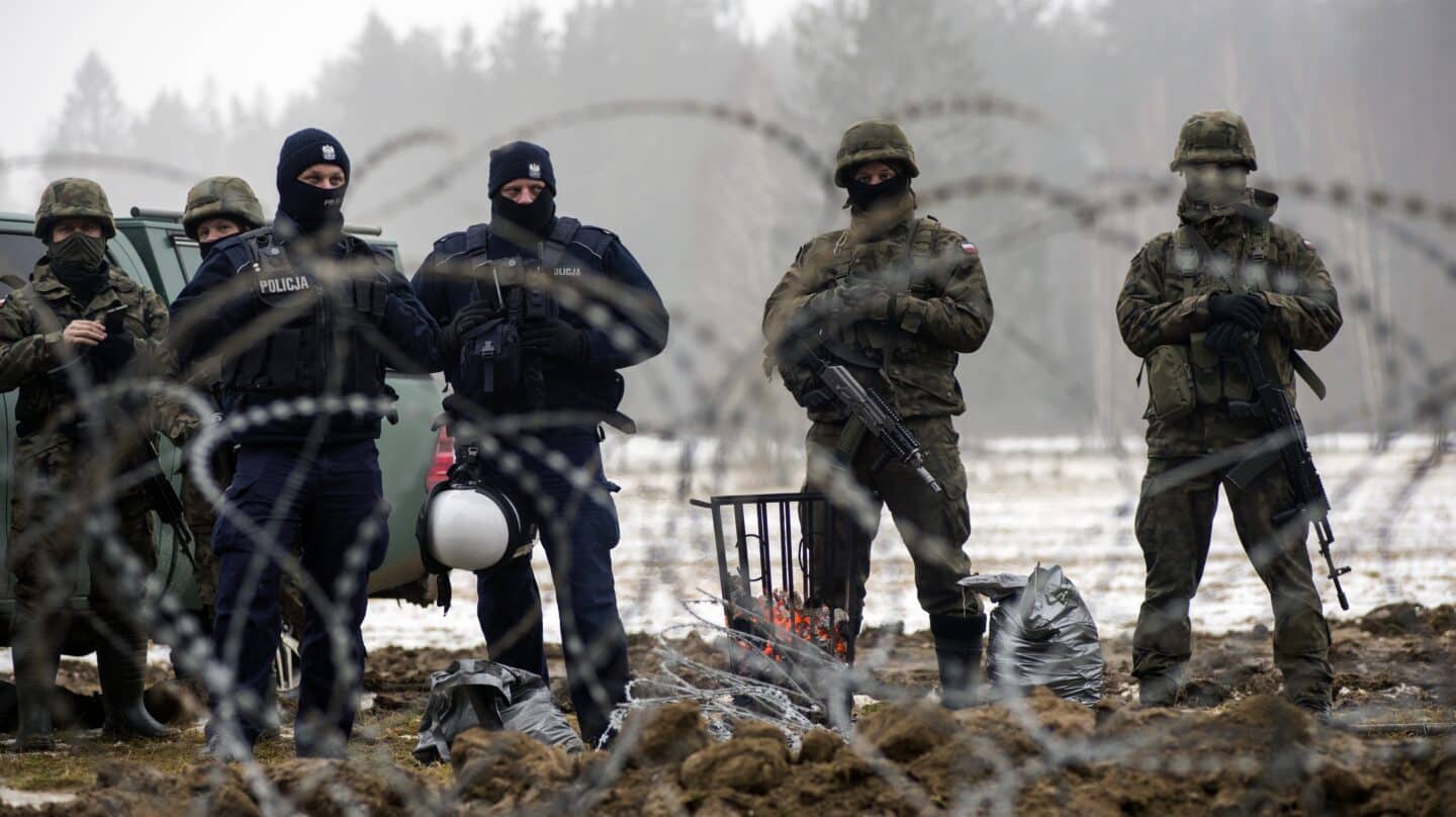 Soldados supervisan la alambrada entre Polonia y Bielorrusia