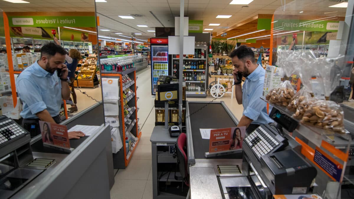 El encargado de un supermercado en La Canonja, Tarragona, durante un simulacro.