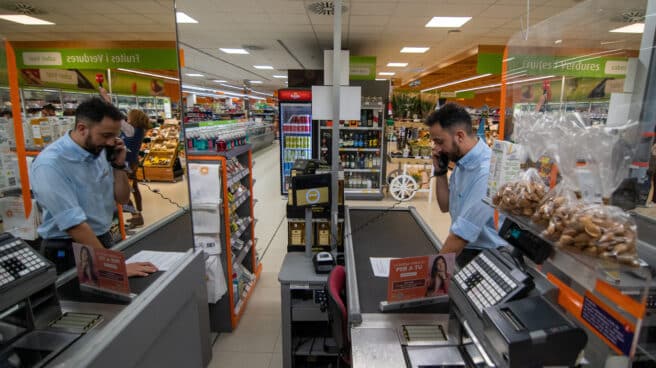 El encargado de un supermercado en La Canonja, Tarragona, durante un simulacro.