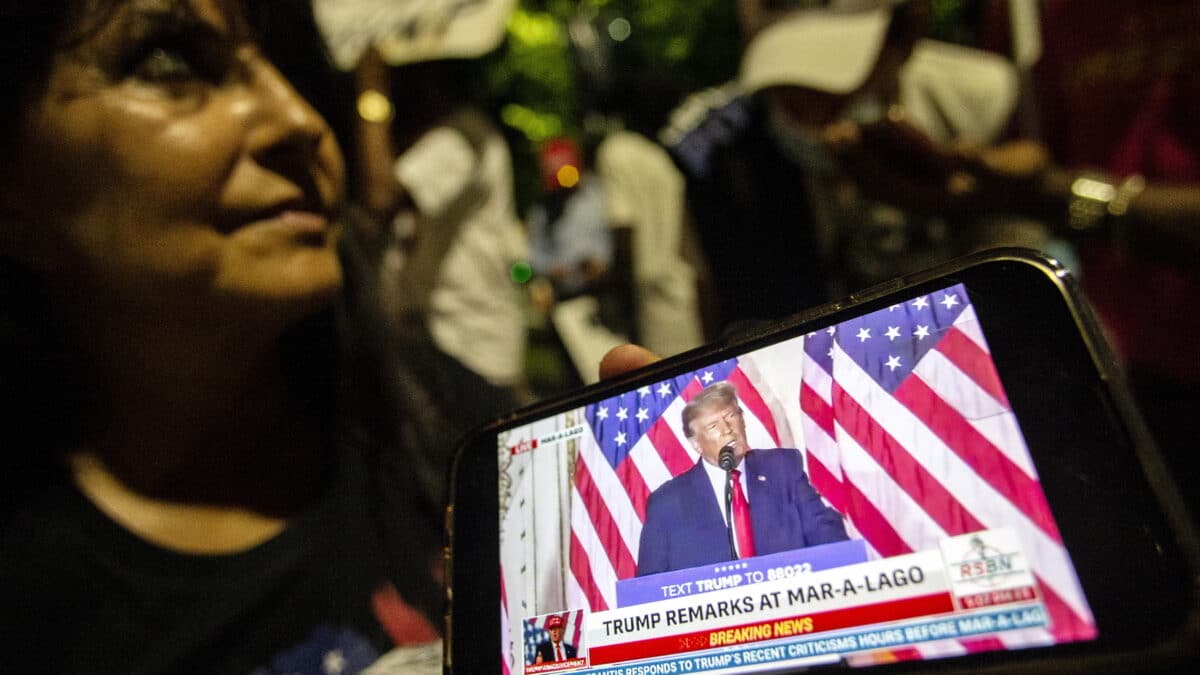 Seguidores de Trump escuchan su anuncio en Mar-a-Lago