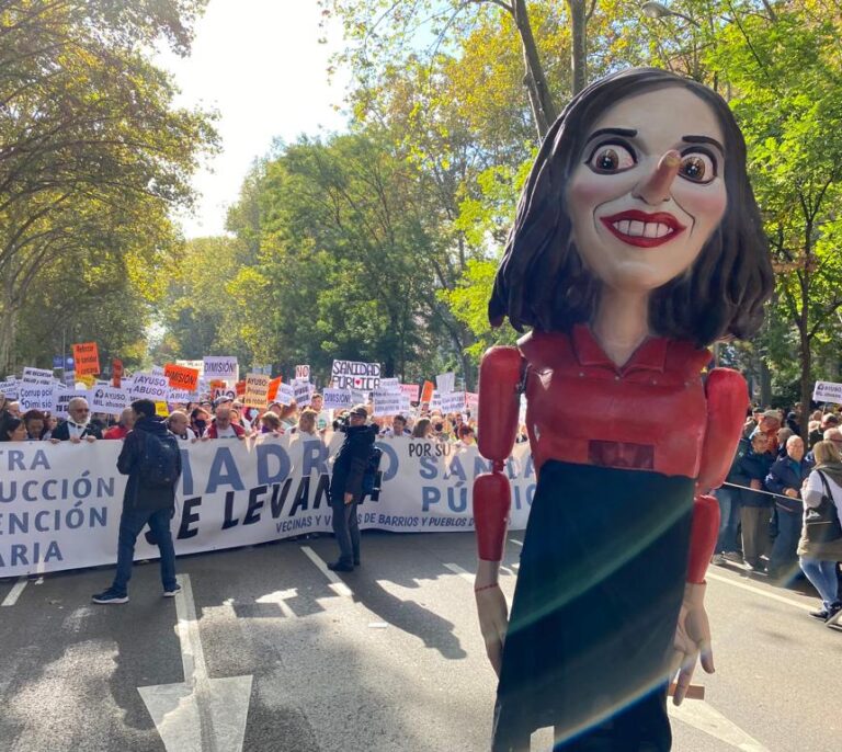 La multitudinaria manifestación contra la "destrucción de la sanidad pública", en imágenes