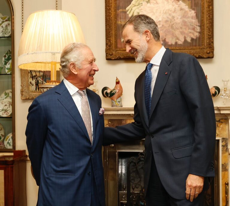 El Rey Felipe VI mantiene un encuentro privado con el rey Carlos III de Inglaterra