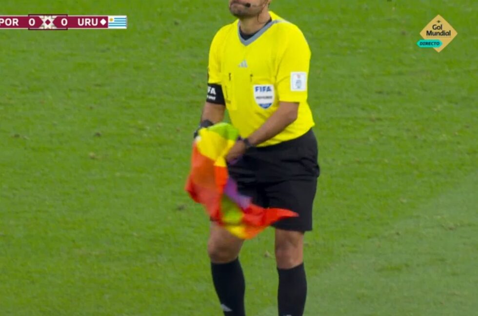 El árbitro del Portugal-Uruguay recoge la bandera LGTBI del césped