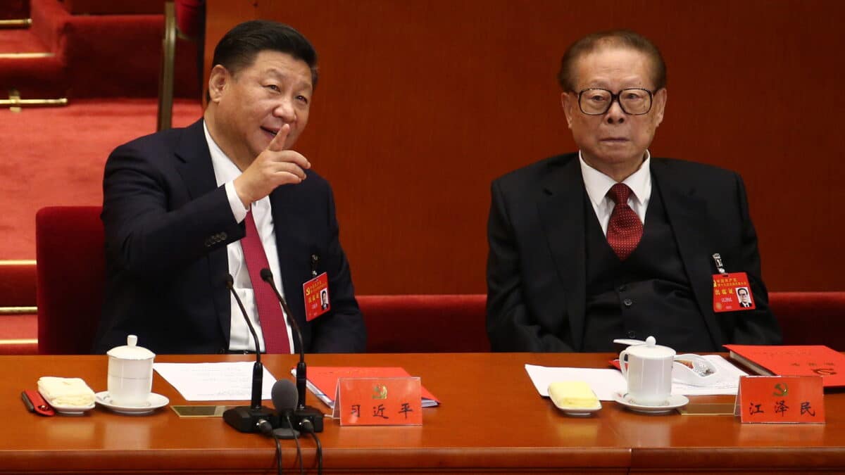 Xi Jinping junto a Jiang Zemin en el XIX Congreso del PCCh