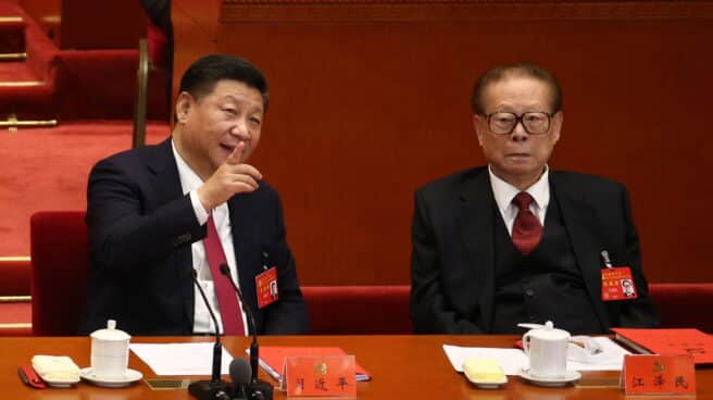 Xi Jinping junto a Jiang Zemin en el XIX Congreso del PCCh