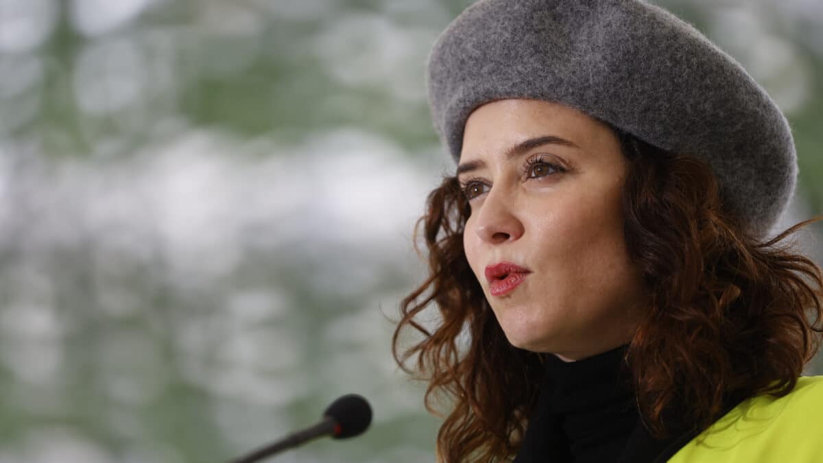 La presidenta de la Comunidad de Madrid, Isabel Díaz Ayuso, en su visita este jueves a las obras que se están llevando a cabo en la Puerta del Sol y en zonas aledañas.