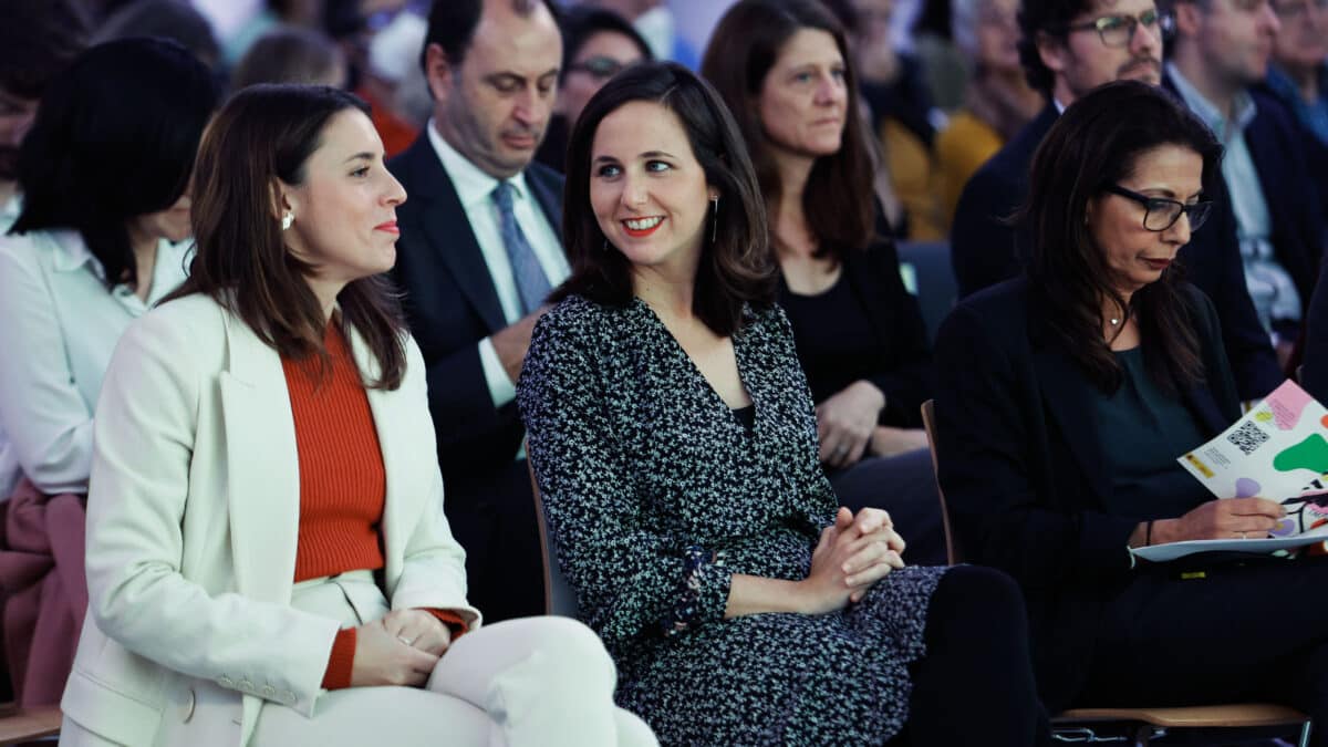 MADRID, 16/11/2022.- La ministra de Igualdad, Irene Montero (izda.-dcha.), la ministra de Derechos Sociales y Agenda 2030, Ione Belarra, y la representante especial del Secretario General de las Naciones Unidas para Violencia contra Niños, Najat Maalla M'jid ,asisten al acto "A ti te importa: Estrategia de Erradicación de la violencia contra la Infancia y Adolescencia" este miércoles en La Casa del Lector en Madrid. EFE/ Daniel González