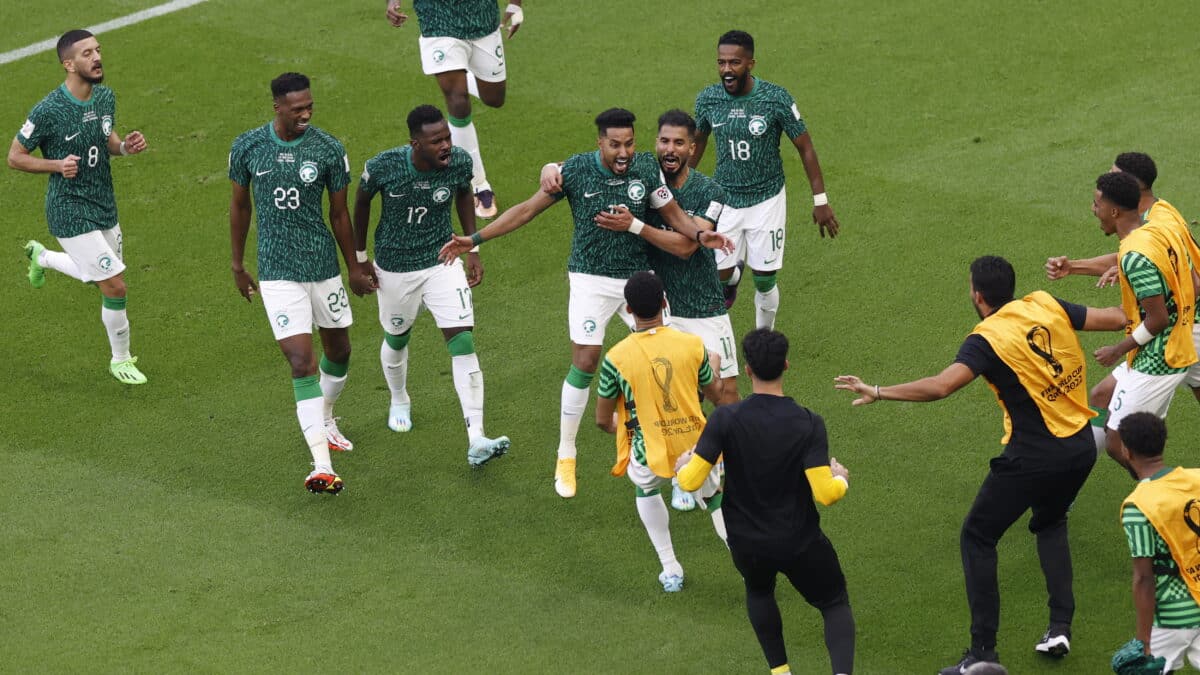 Al Dawsari celebra con sus compañeros el segundo gol a Argentina