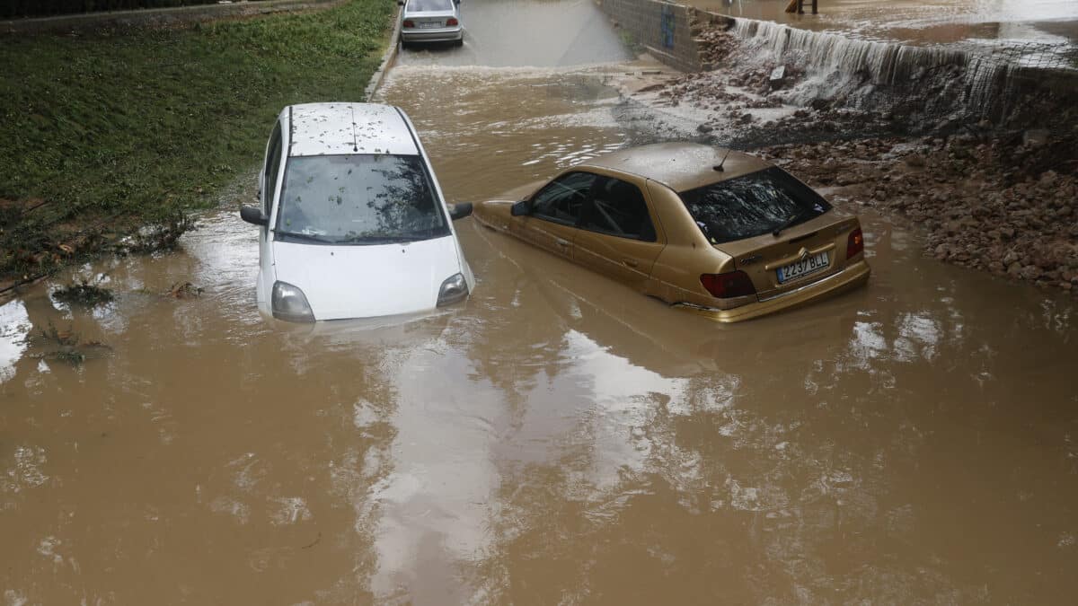 Los servicios de Emergencias de la Generalitat Valenciana están gestionando este sábado más de un centenar de incidencias relacionadas con la lluvia, la mayoría en la provincia de Valencia y especialmente en Torrent y otros municipios al oeste del área metropolitana. En la imagen, dos coches semisumergidos en un paso inundado en Aldaia.