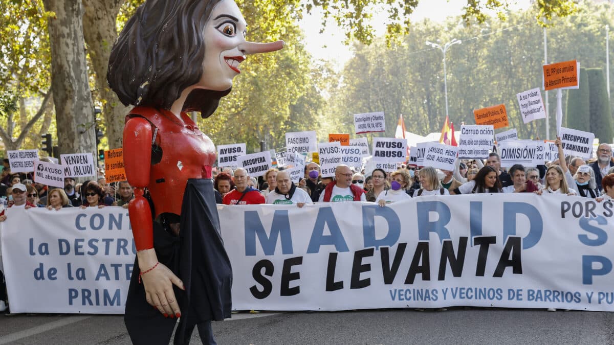 Manifestación ciudadana que recorre este domingo el centro de Madrid bajo el lema "Madrid se levanta por la sanidad pública"