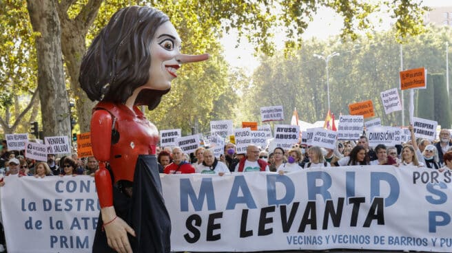 Vecinos de Madrid se manifiestan contra la destrucción de la sanidad pública Manifestación ciudadana que recorre este domingo el centro de Madrid bajo el lema "Madrid se levanta por la sanidad pública"