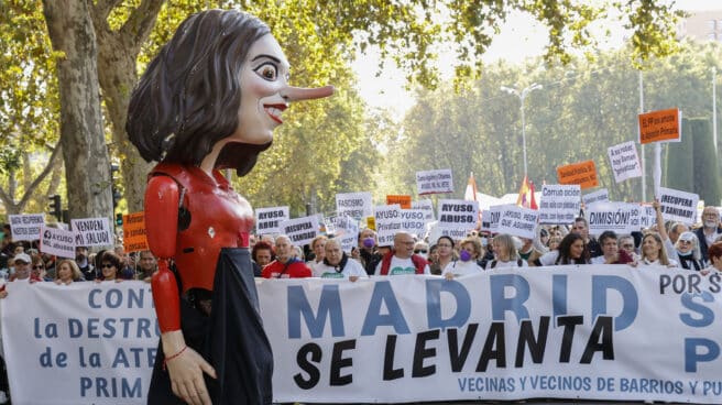 Manifestación ciudadana que recorre este domingo el centro de Madrid bajo el lema "Madrid se levanta por la sanidad pública"