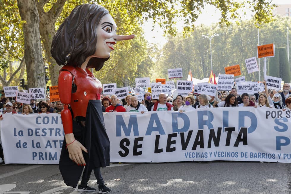 Manifestación ciudadana que recorre este domingo el centro de Madrid bajo el lema "Madrid se levanta por la sanidad pública"