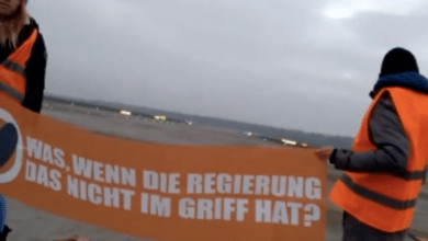 Activistas climáticos irrumpen en las pistas del aeropuerto de Berlín y paran el tráfico durante una hora