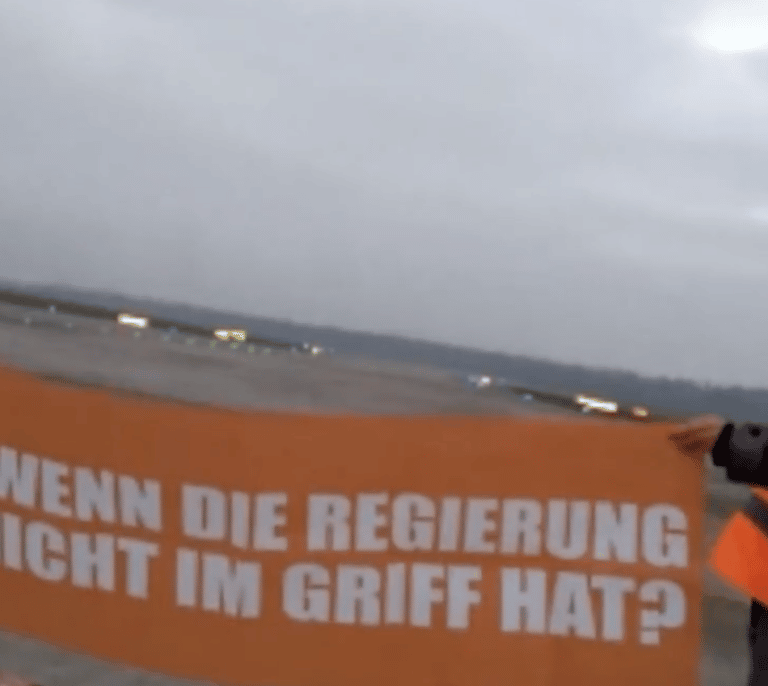 Activistas climáticos irrumpen en las pistas del aeropuerto de Berlín y paran el tráfico durante una hora