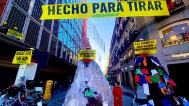 Greenpeace planta montañas de residuos en el centro de Madrid  contra el "disparate" del Black Friday